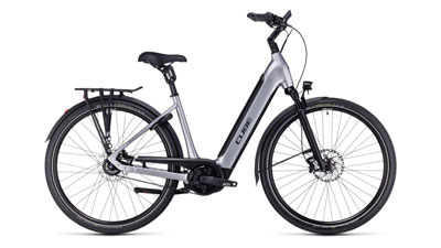 Se puede ver una bicicleta eléctrica Cube Supreme Hybrid EXC plateada con cuadro de entrada baja.