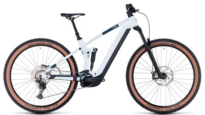 Se puede ver una bicicleta eléctrica Cube Stereo Hybrid 140 HPC Pro blanca con detalles en negro.