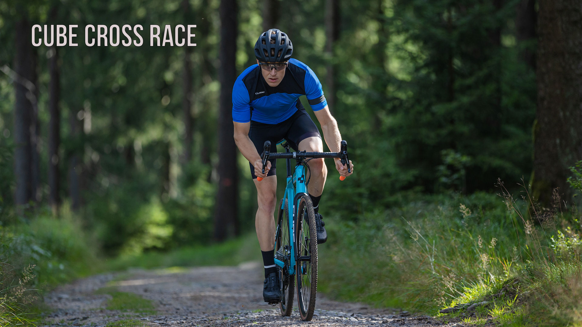 Un hombre conduce una bicicleta Cube Cross Race por el bosque.