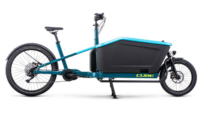 Se puede ver una bicicleta eléctrica de carga Cube Cargo Hybrid 500 azul.