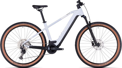 Se ve una bicicleta blanca Cube Reaction Hybrid.