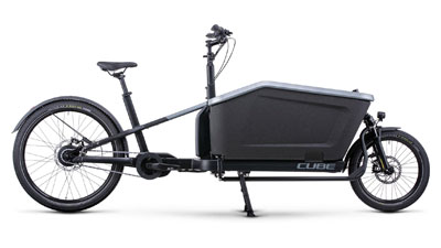 Se puede ver una bicicleta eléctrica de carga Cube Cargo Hybrid 500 de color gris.