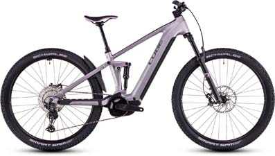 Se puede ver una bicicleta eléctrica Cube Stereo Hybrid ONE22 SLX plateada.