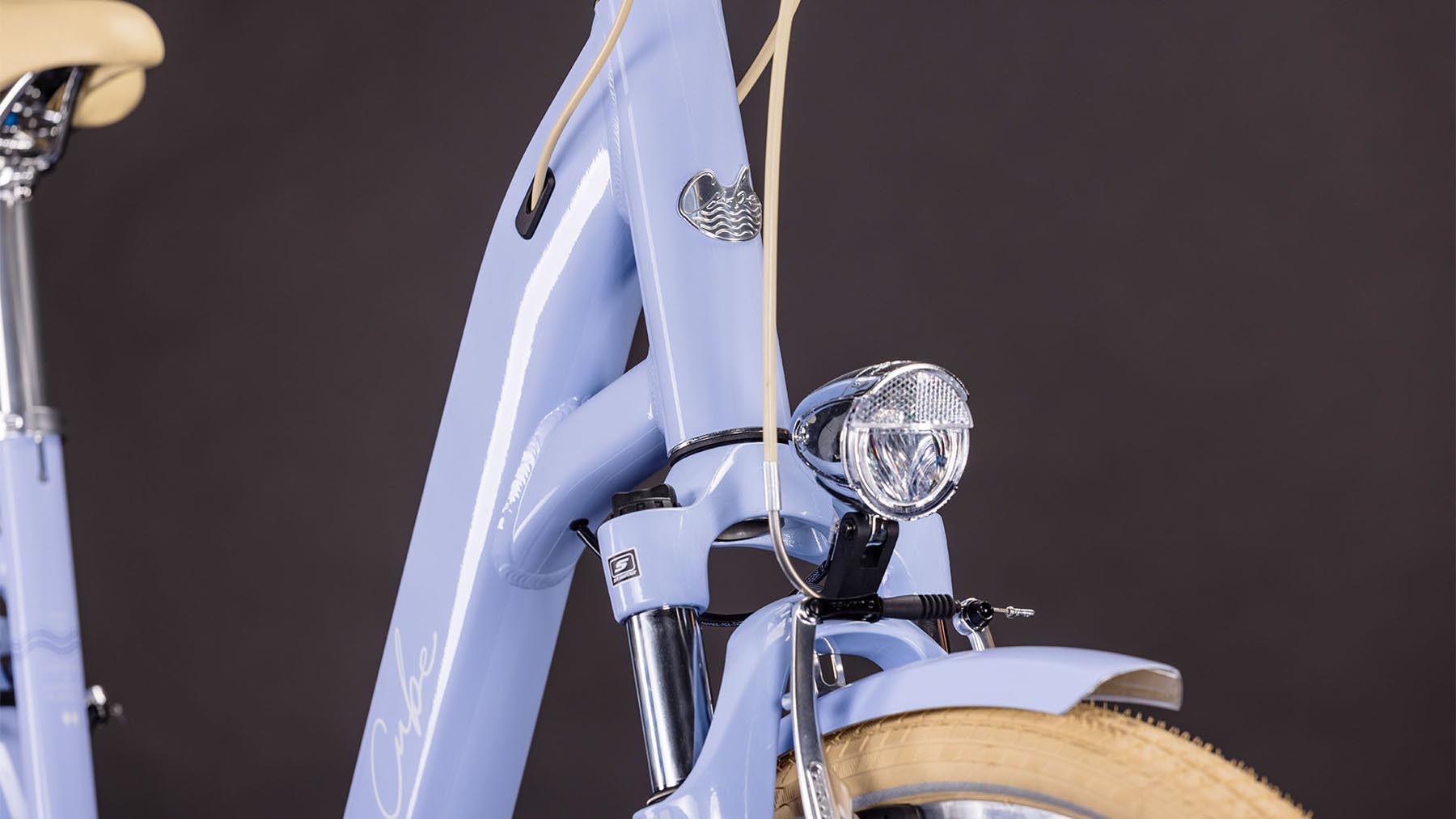 164100E-Cube-Aruba-blueblossom-n-creme-2026-Trekkingrad-Tiefeinsteiger-05