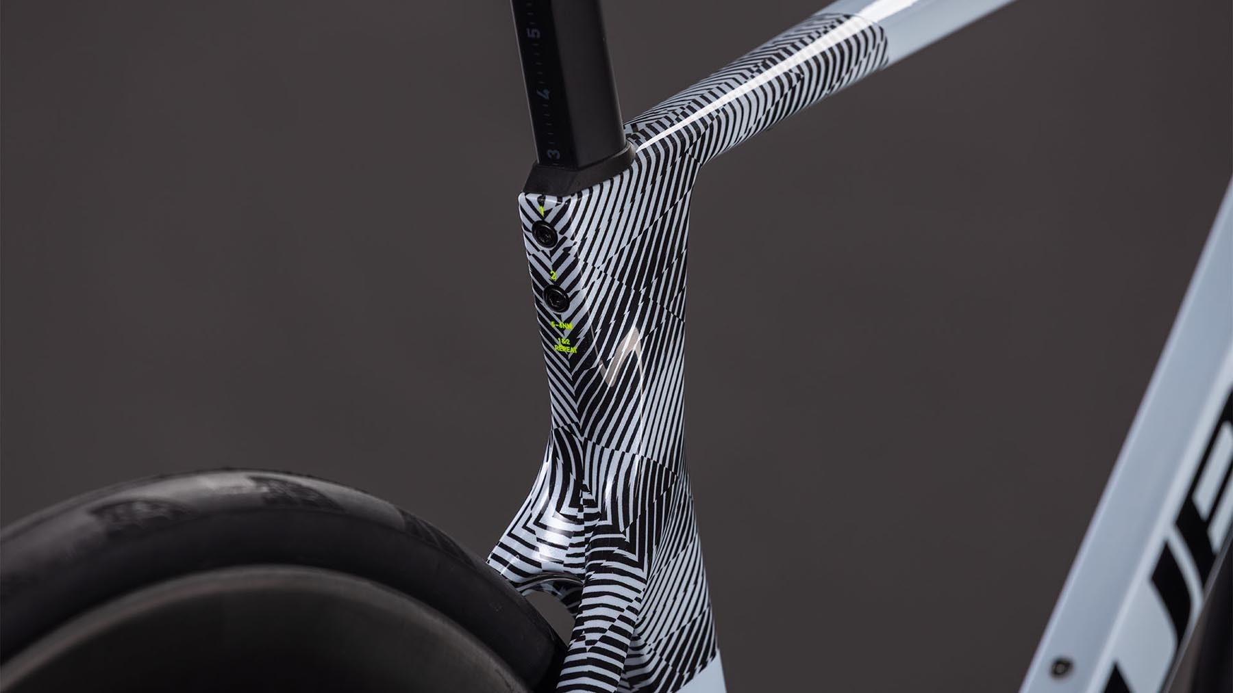 126300-Cube-Agree-C-62-Race-glacier-n-black-2026-Carbon-Rennrad-02