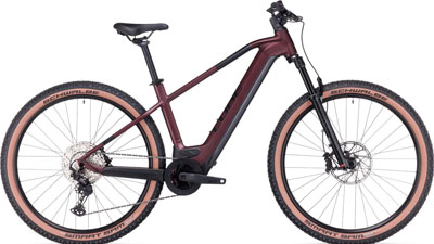 Se puede ver una bicicleta Cube Reaction Hybrid de color rojo oscuro.