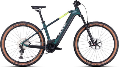Se puede ver una bicicleta Cube Reaction Hybrid de color verde oscuro con detalles en amarillo neón.
