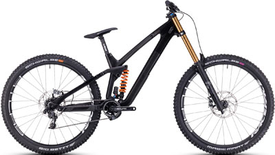 Bicicleta de montaña Cube TWO15 HPC SLT de 29 pulgadas en color negro con amortiguador dorado.