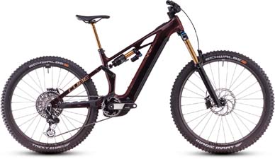 Se puede ver una bicicleta eléctrica Cube Stereo Hybrid ONE77 HPC SLT de color rojo oscuro con amortiguadores dorados.