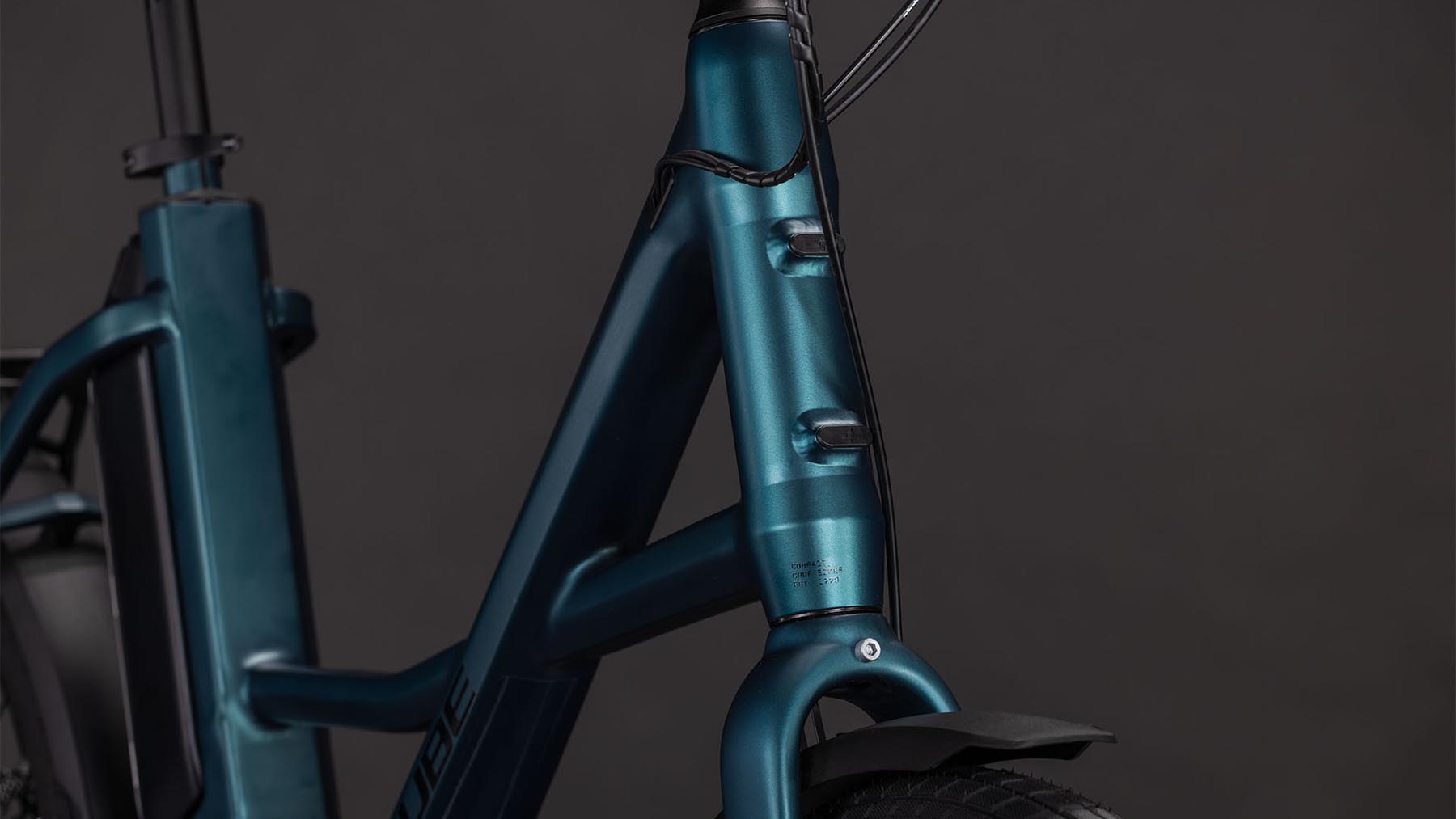 118300-Cube-Compact-Hybrid-545-royalgreen-n-black-2026-EBike-Kompaktrad-05