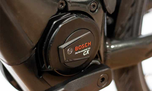 Se puede ver un primer plano de un motor de bicicleta eléctrica, un Bosch Performance Line CX.