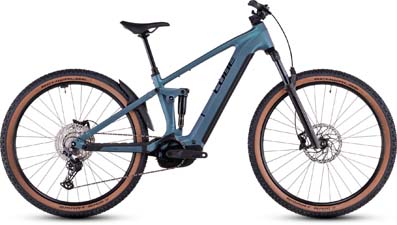 Se puede ver una bicicleta eléctrica azul Cube Stereo Hybrid ONE22 Pro.