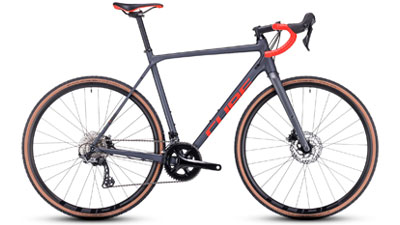 Bicicleta de carretera Cube Cross Race Pro en color gris con letras naranjas.