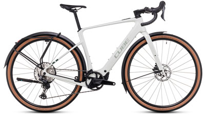 Se puede ver una bicicleta eléctrica Cube Nuroad Hybrid Race FE de color blanco.