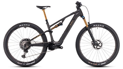 Se puede ver una bicicleta Cube AMS Hybrid negra con amortiguadores dorados.