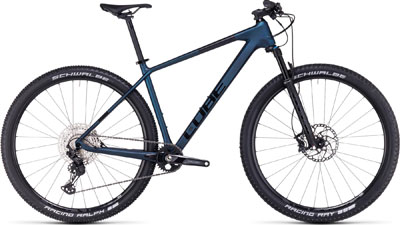 Bicicleta de montaña rígida Cube Reaction C:62 Race en azul oscuro.
