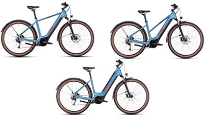 Se pueden ver tres bicicletas eléctricas Cube Nuride Hybrid azules, cada una con un cuadro diamante, un cuadro trapezoidal y un cuadro de entrada baja.