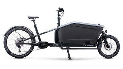 Se puede ver una bicicleta eléctrica de carga Cube Cargo Hybrid 500 de color gris.