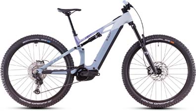Se puede ver una bicicleta eléctrica Cube Stereo Hybrid ONE44 EXC de color gris con detalles en azul.