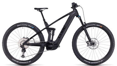 Se puede ver una bicicleta eléctrica Cube Stereo Hybrid 140 HPC SLX de color negro.