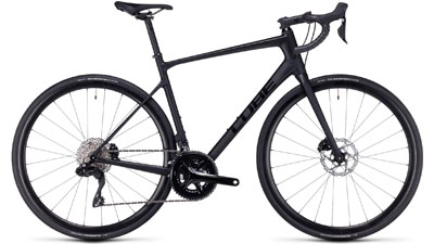 Bicicleta de carretera Cube Attain GTC SLX en negro.