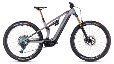 Se puede ver una bicicleta eléctrica Cube Stereo Hybrid ONE44 HPC SLX de color gris con amortiguadores dorados.