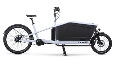 Se puede ver unabicicleta eléctrica de carga Cube Cargo Hybrid 500 blanca.