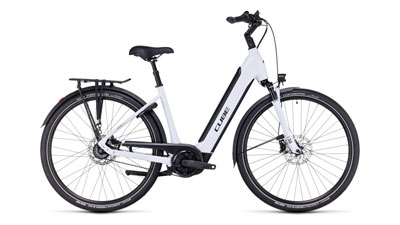 Se puede ver una bicicleta eléctrica Cube Supreme Hybrid EXC blanca con cuadro de entrada baja.