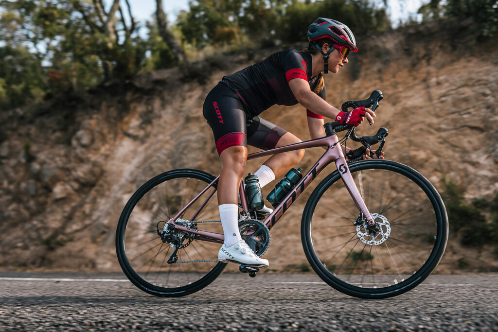 Gravel Bike Mujer en bicicleta de montaña